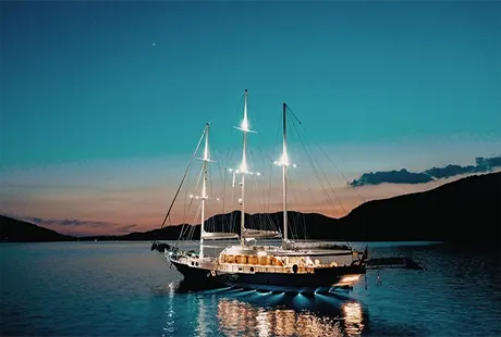 bella mare barca di lusso veduta di sera