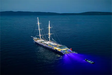 esma sultan barca di lusso veduta di sera