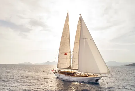 hic salta barca a vela di lusso 