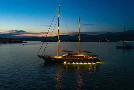 veduta di sera king of the sea caicco lusso
