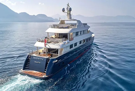 serenity 2 yacht a motore veduta dalla poppa 