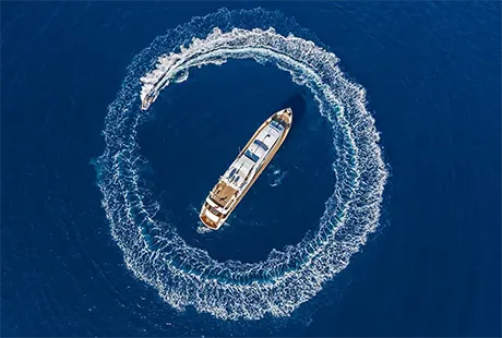 veduta dal top yacht a motore sanref falcon 115 
