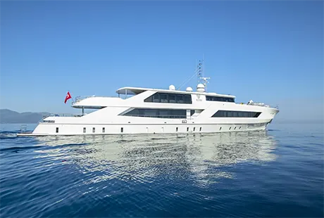 vetro yacht di lusso lato tribordo 