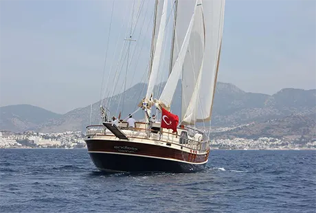 yacht di lusso con bandiera turca 