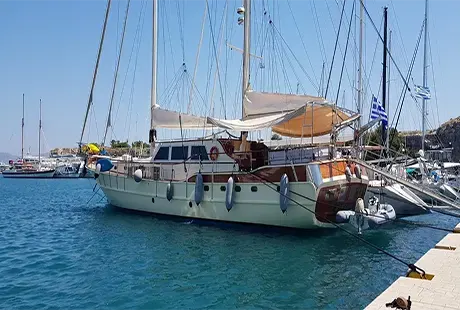 aegean schatz caicco barca ormeggiato al porto