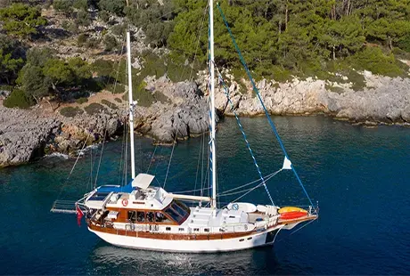 caicco serenity 70 ormeggiato in baia 