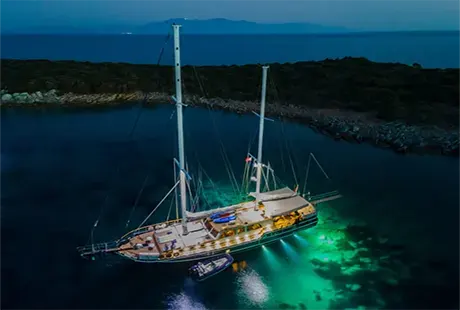 dea del mare ormeggiato in baia di sera