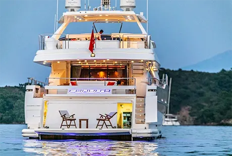 funda d yacht a motore veduta della poppa 