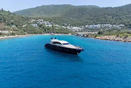 kayanni yacht a motore ormeggiato in baia