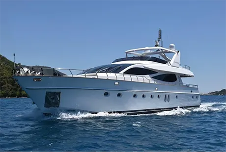sinemira yacht a motore in crociera 