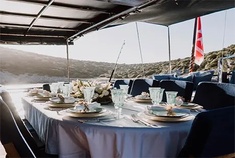 tavolo da pranzo caicco con bandiera maltese