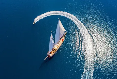 veduta dal top grande mare barca di lusso