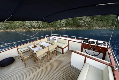 daphne 11 trawler flybridge pilot house 