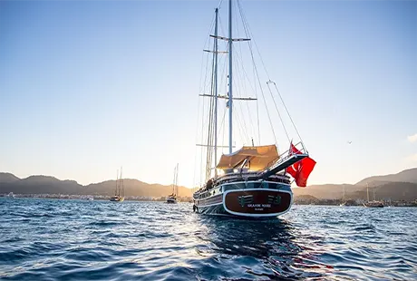 lo yacht commerciale batte bandiera turca