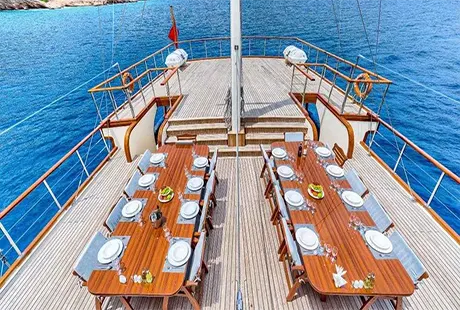 tavoli da pranzo sul flybridge caicco love boat 