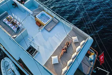 veduta del flybridge freedom barca di lusso