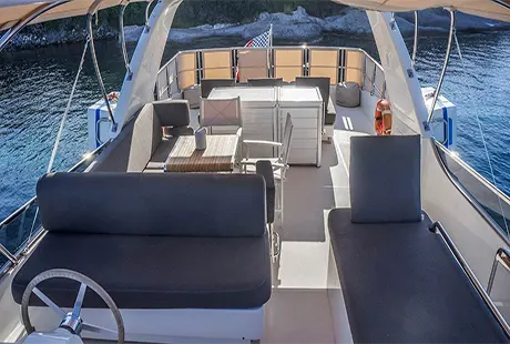 veduta del flybridge kuum yacht a motore 