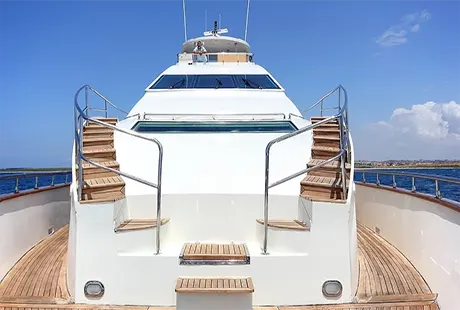 veduta del ponte anteriore dream yacht a motore 